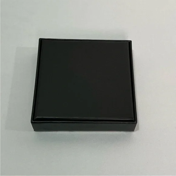 New Gucci Flora Limited Edition Compact Mirror – Silver Floral Engraving - Picture 11 of 11